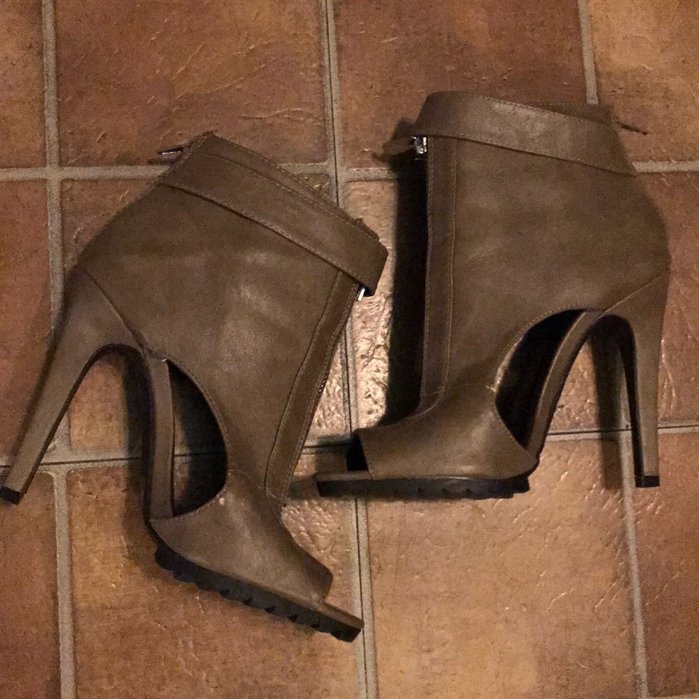 Charlotte Russe cut out peep toe heels size 7